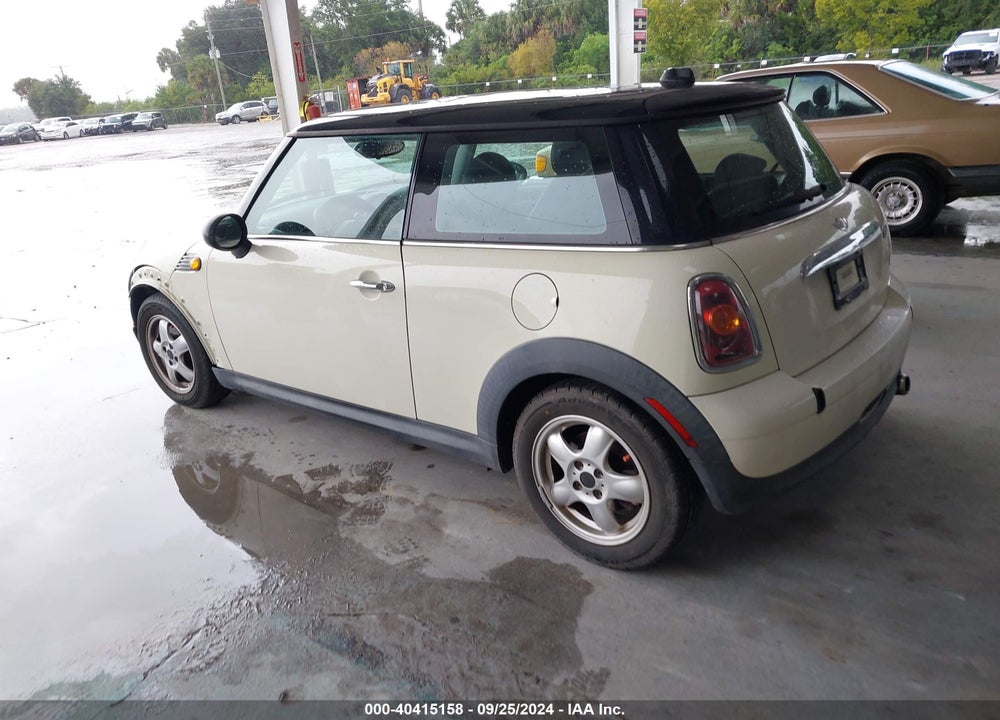 2007 MINI COOPER VIN: WMWMF33527TT57551