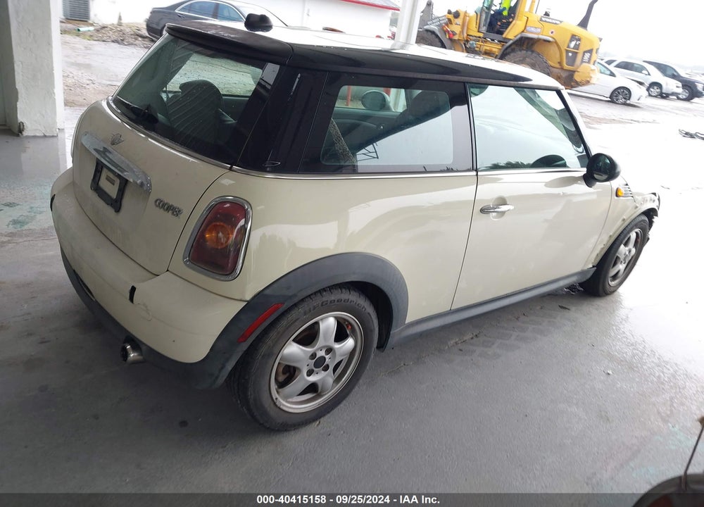 2007 MINI COOPER VIN: WMWMF33527TT57551