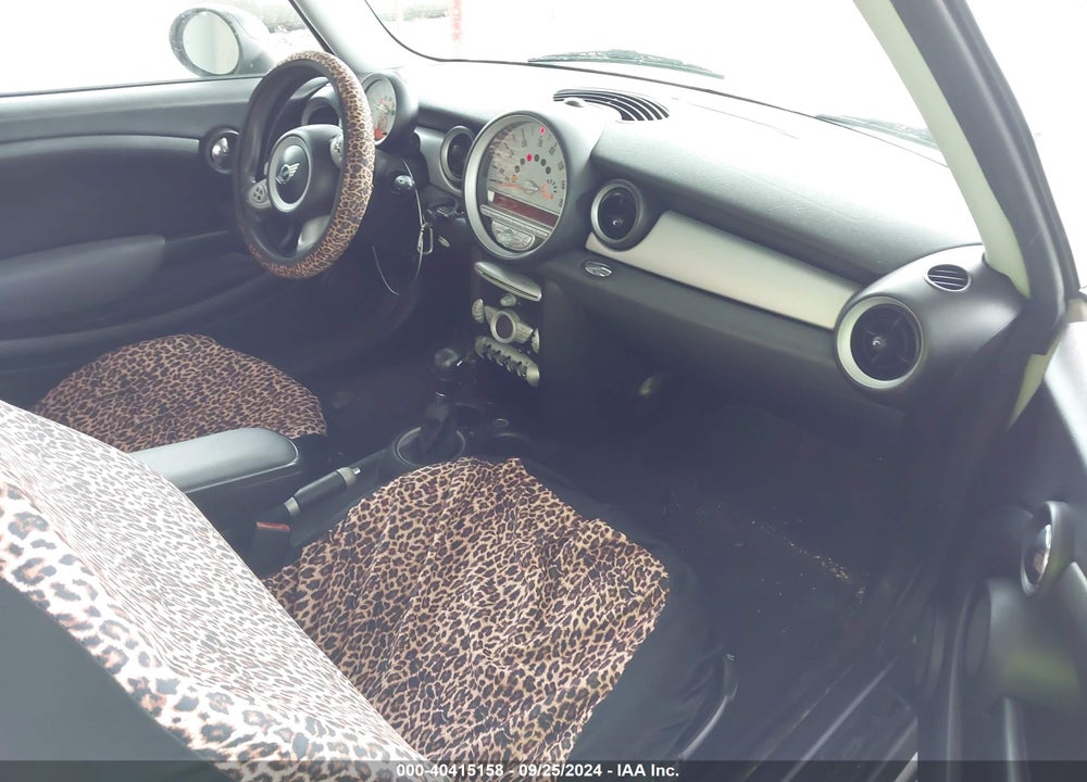 2007 MINI COOPER VIN: WMWMF33527TT57551