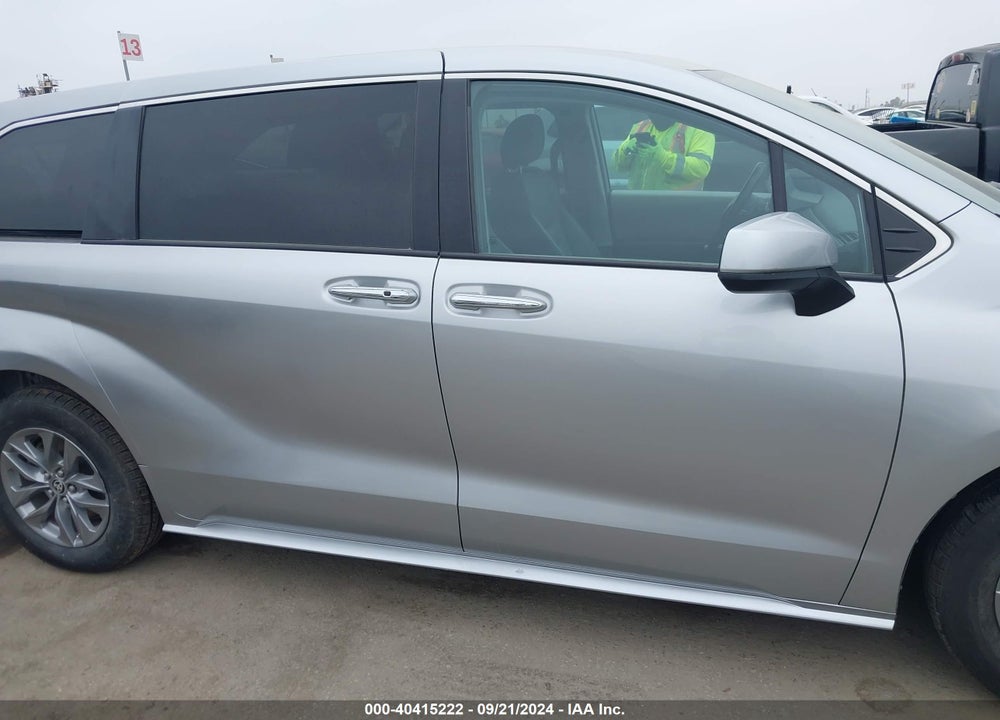 2022 TOYOTA SIENNA XLE VIN: 5TDYRKEC8NS107809