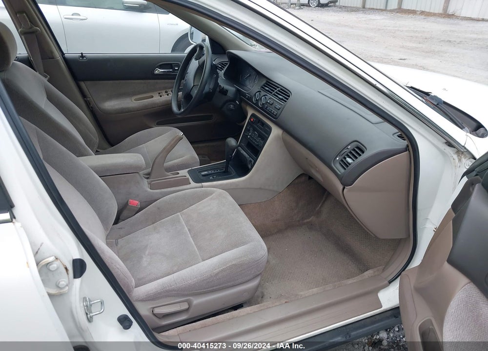 1995 HONDA ACCORD EX VIN: 1HGCD5658SA039628