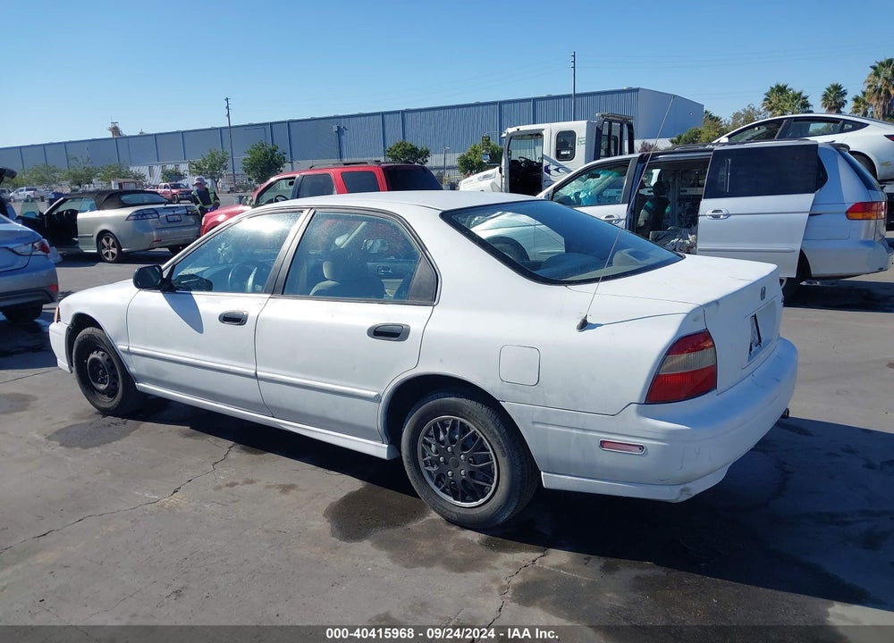 1994 HONDA ACCORD DX VIN: 1HGCD5625RA010670