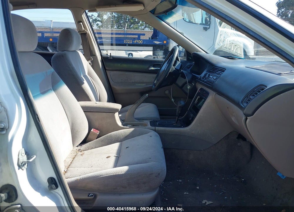 1994 HONDA ACCORD DX VIN: 1HGCD5625RA010670