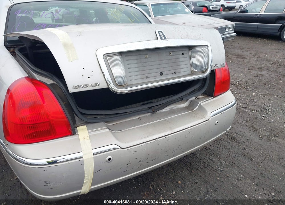 2009 LINCOLN TOWN CAR SIGNATURE LIMITED VIN: 2LNHM82V69X604998