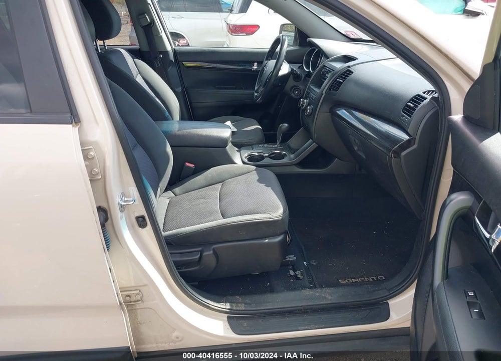 2011 KIA SORENTO LX VIN: 5XYKTDA13BG141169