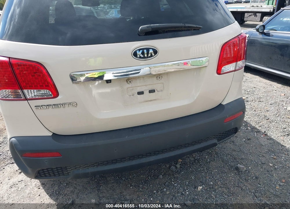 2011 KIA SORENTO LX VIN: 5XYKTDA13BG141169