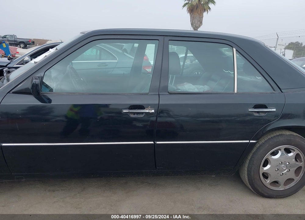 1995 MERCEDES-BENZ E 320 BASE/320 SPECIAL VIN: WDBEA32E7SC188464
