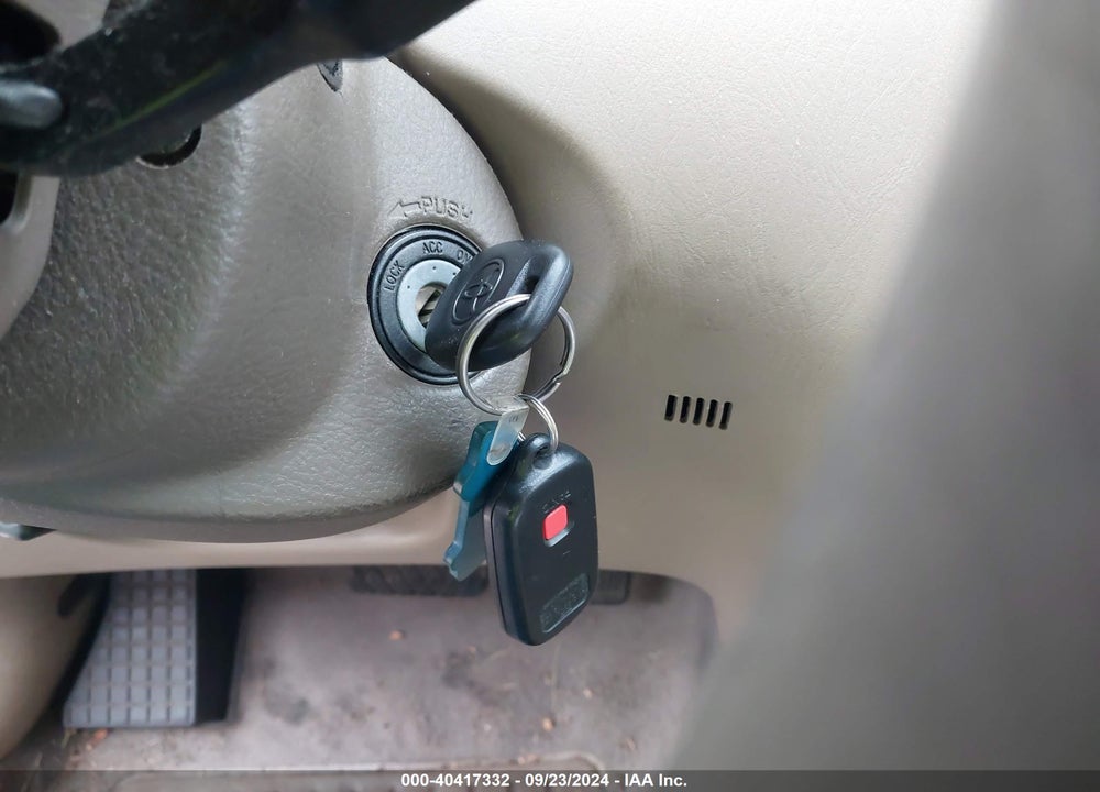 2005 TOYOTA COROLLA LE VIN: 2T1BR32E45C441961