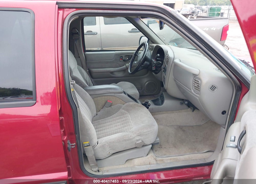 1999 CHEVROLET BLAZER LS VIN: 1GNCS13W8X2135259