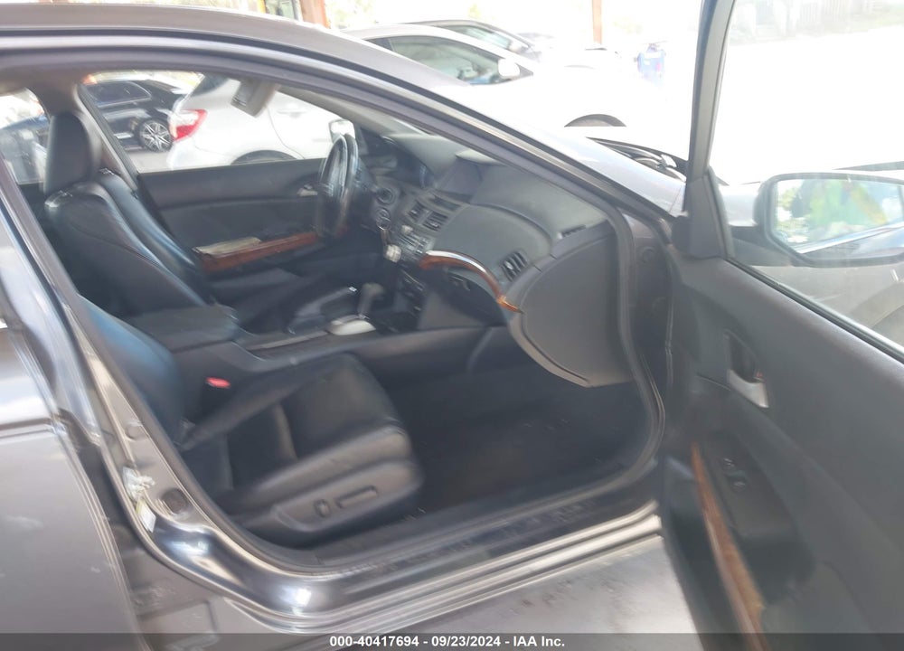 2011 HONDA ACCORD VIN: 1HGCP3F84BA025845