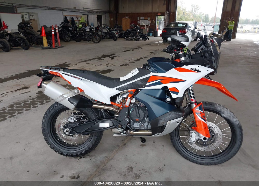 2024 KTM 890 ADVENTURE R VIN: VBKTR6406RM878858
