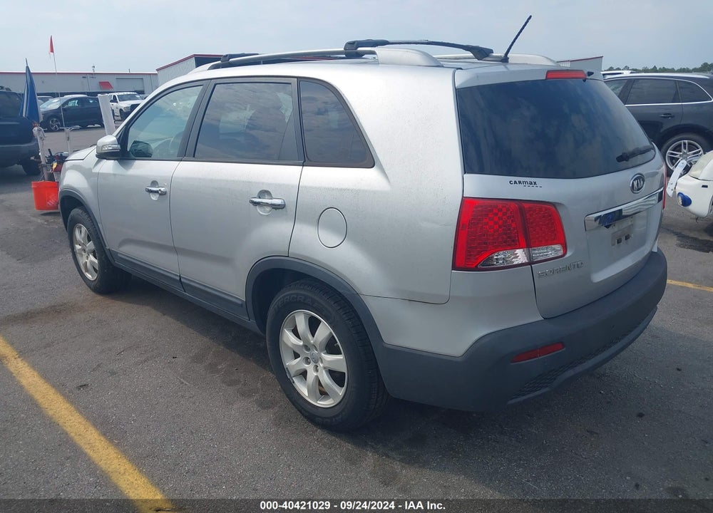 2013 KIA SORENTO LX VIN: 5XYKT3A62DG422680