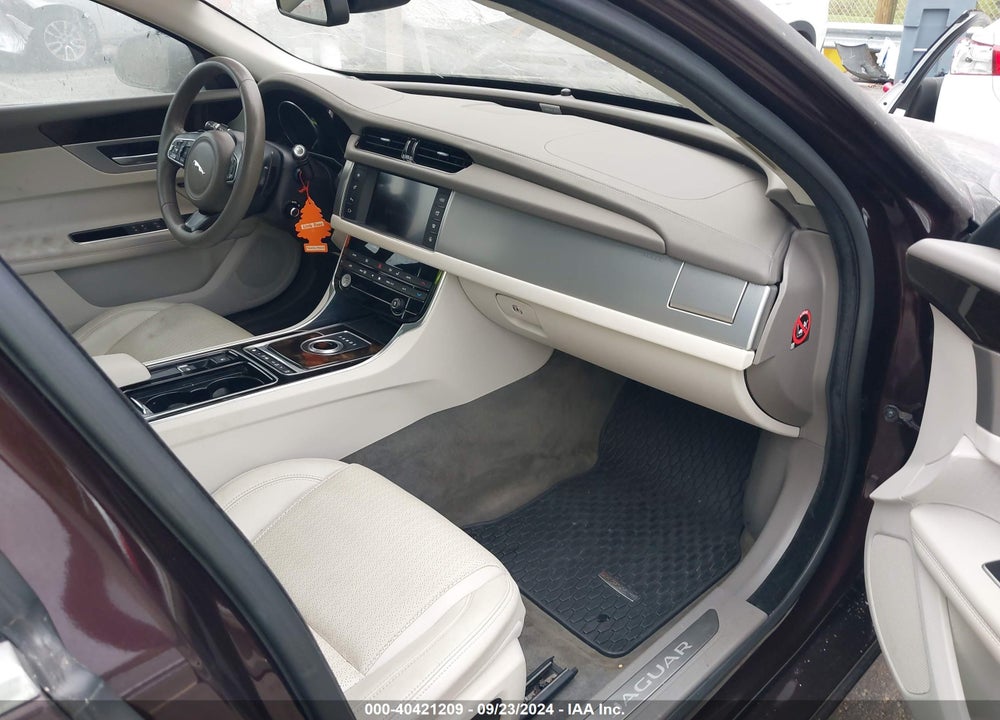 2016 JAGUAR XF 35T PRESTIGE VIN: SAJBE4BV5GCY07828
