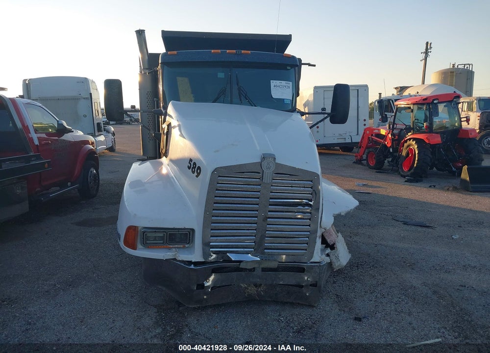 2000 KENWORTH T600 T600 VIN: 1XKAD69X5YJ831418