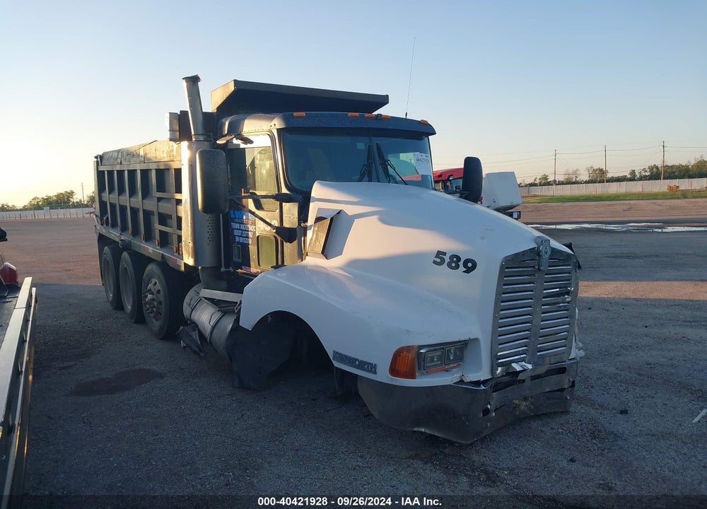 2000 KENWORTH T600 T600 VIN: 1XKAD69X5YJ831418