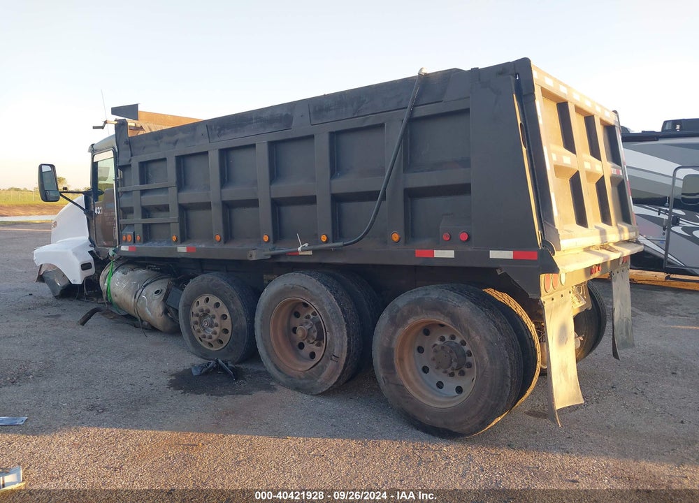 2000 KENWORTH T600 T600 VIN: 1XKAD69X5YJ831418