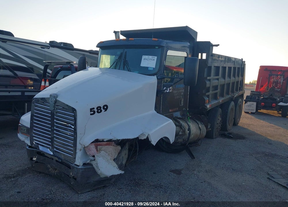 2000 KENWORTH T600 T600 VIN: 1XKAD69X5YJ831418