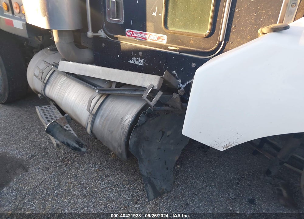 2000 KENWORTH T600 T600 VIN: 1XKAD69X5YJ831418
