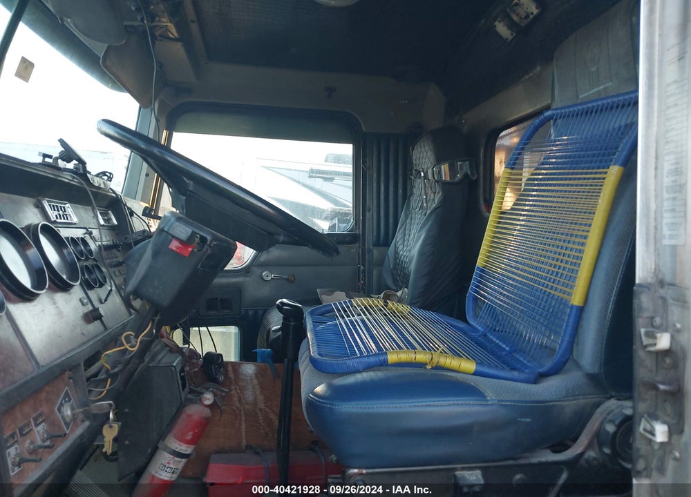 2000 KENWORTH T600 T600 VIN: 1XKAD69X5YJ831418
