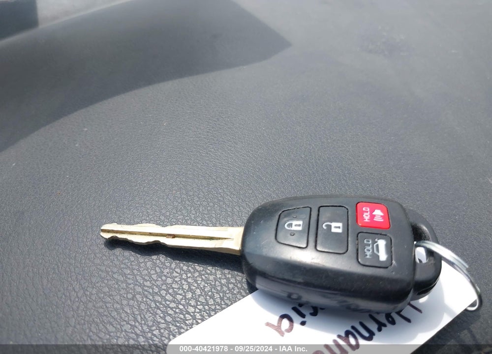 2017 TOYOTA COROLLA LE VIN: 5YFBURHE0HP658422