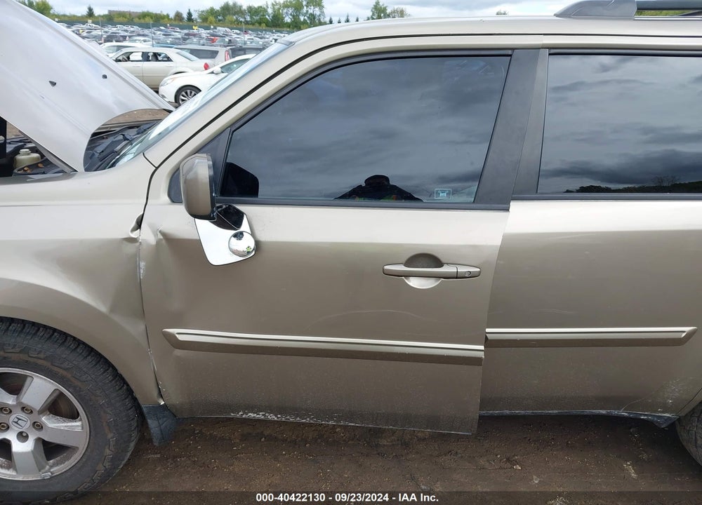 2011 HONDA PILOT EX VIN: 5FNYF4H4XBB030160