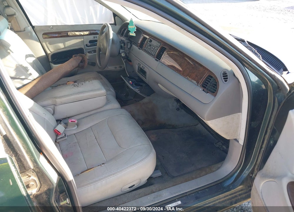 1999 LINCOLN TOWN CAR SIGNATURE VIN: 1LNHM82WXXY640859