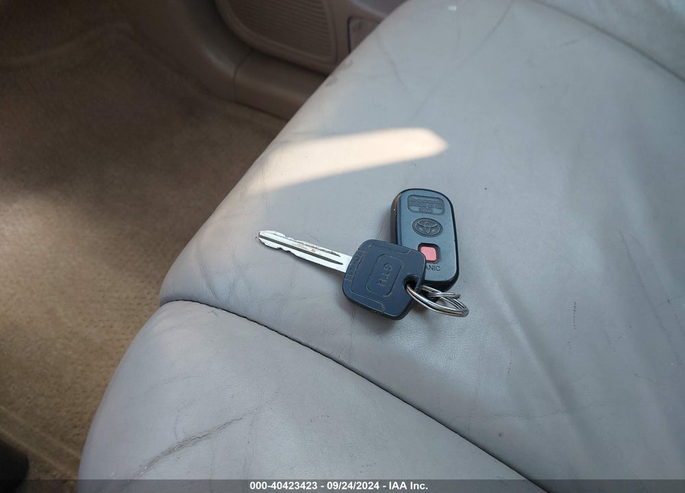 1999 TOYOTA SIENNA XLE VIN: 4T3ZF13C3XU097606