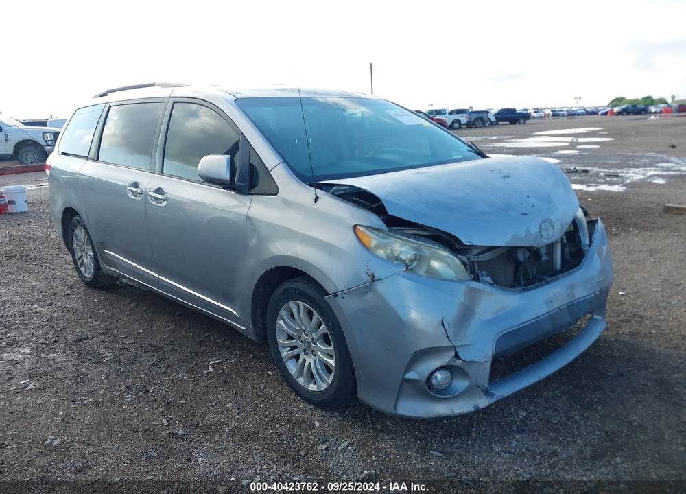 2013 TOYOTA SIENNA XLE V6 8 PASSENGER VIN: 5TDYK3DC3DS285069