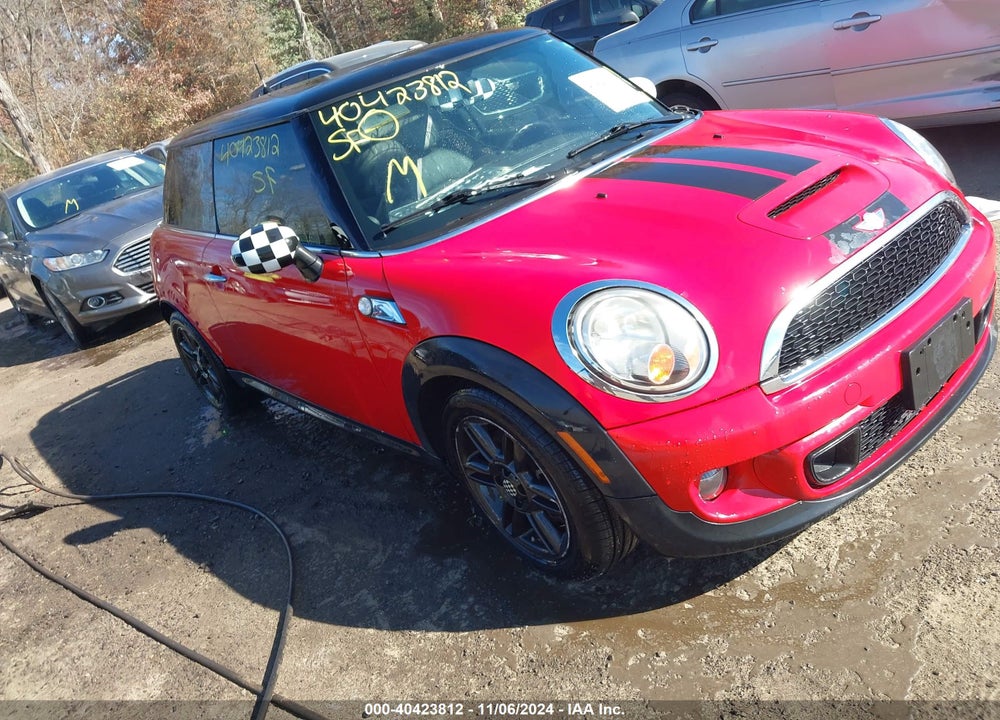 2011 MINI COOPER S VIN: WMWSV3C56BTY13988