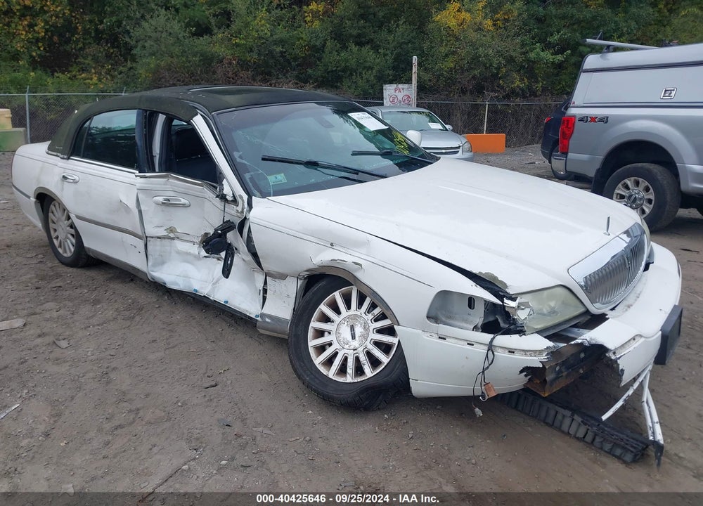 2003 LINCOLN TOWN CAR SIGNATURE VIN: 1LNHM82W83Y696549