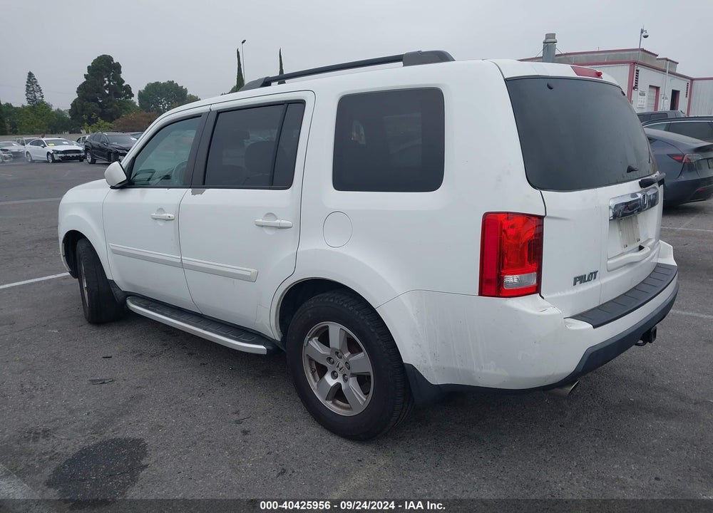 2011 HONDA PILOT EX-L VIN: 5FNYF3H55BB016556