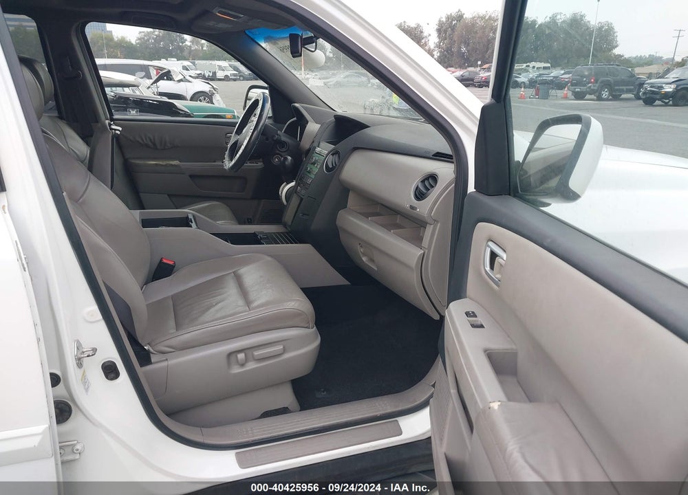 2011 HONDA PILOT EX-L VIN: 5FNYF3H55BB016556