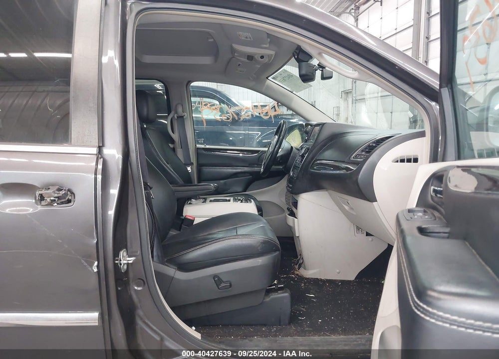 2016 CHRYSLER TOWN & COUNTRY TOURING-L ANNIVERSARY EDITION VIN: 2C4RC1CG4GR121840