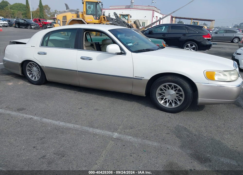 2001 LINCOLN TOWN CAR SIGNATURE VIN: 1LNHM82WX1Y739723