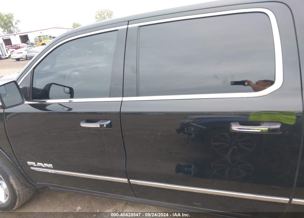 2019 RAM 1500 LIMITED 4X4 5'7 BOX VIN: 1C6SRFHT1KN773587