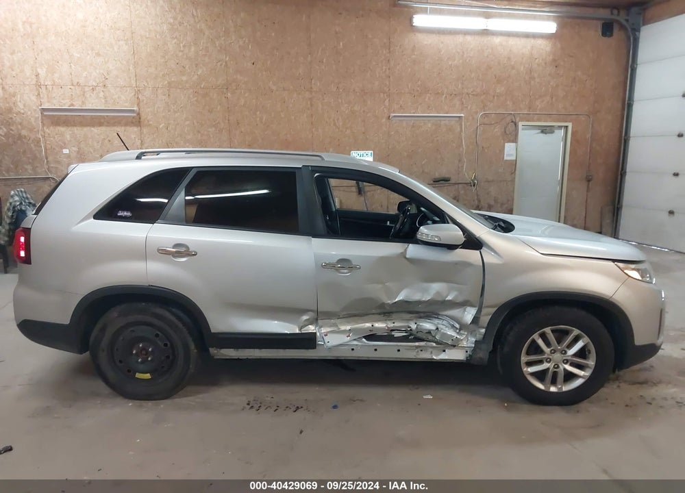 2015 KIA SORENTO LX V6 VIN: 5XYKTDA70FG611801