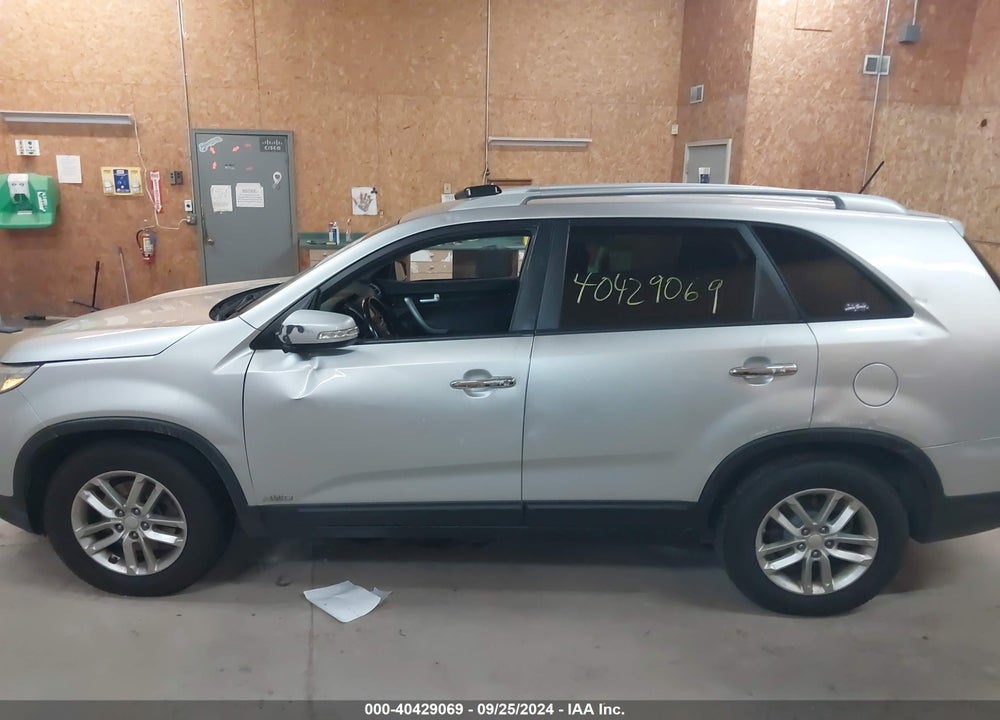2015 KIA SORENTO LX V6 VIN: 5XYKTDA70FG611801