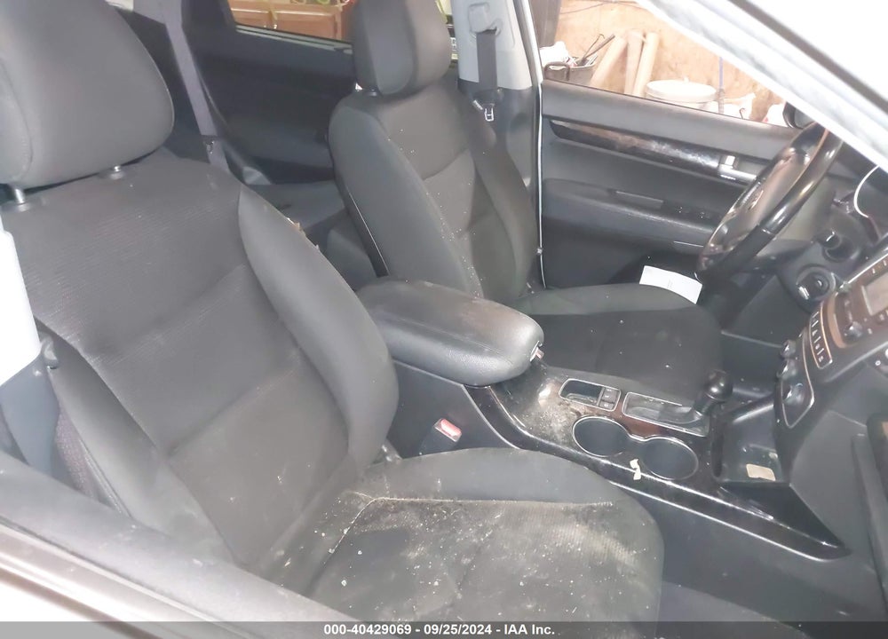 2015 KIA SORENTO LX V6 VIN: 5XYKTDA70FG611801