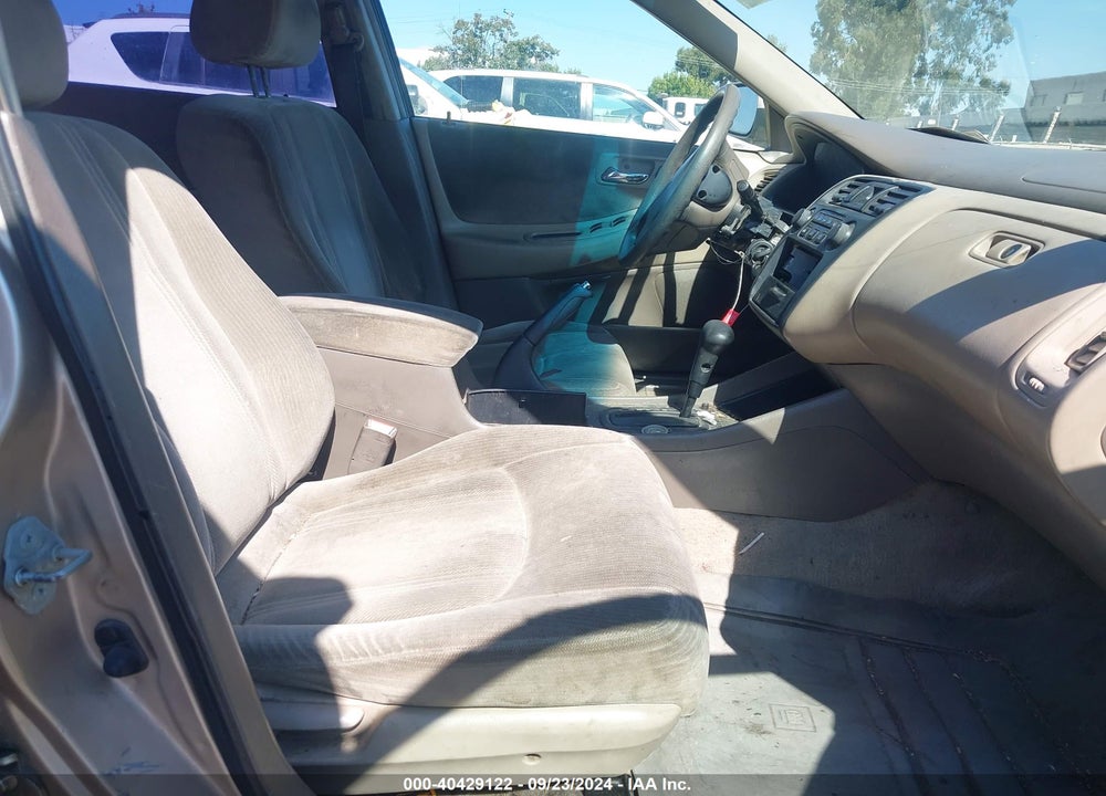 2000 HONDA ACCORD 2.3 LX VIN: 3HGCG6651YG702044