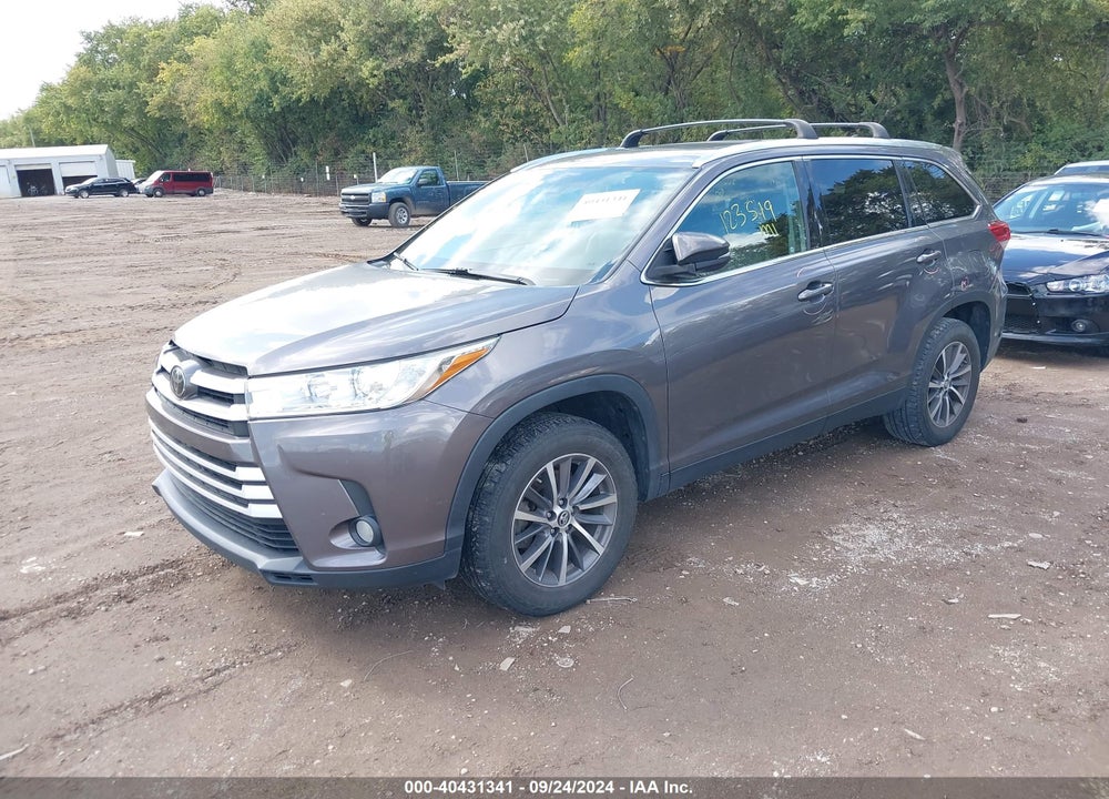 2019 TOYOTA HIGHLANDER XLE VIN: 5TDKZRFH6KS559553