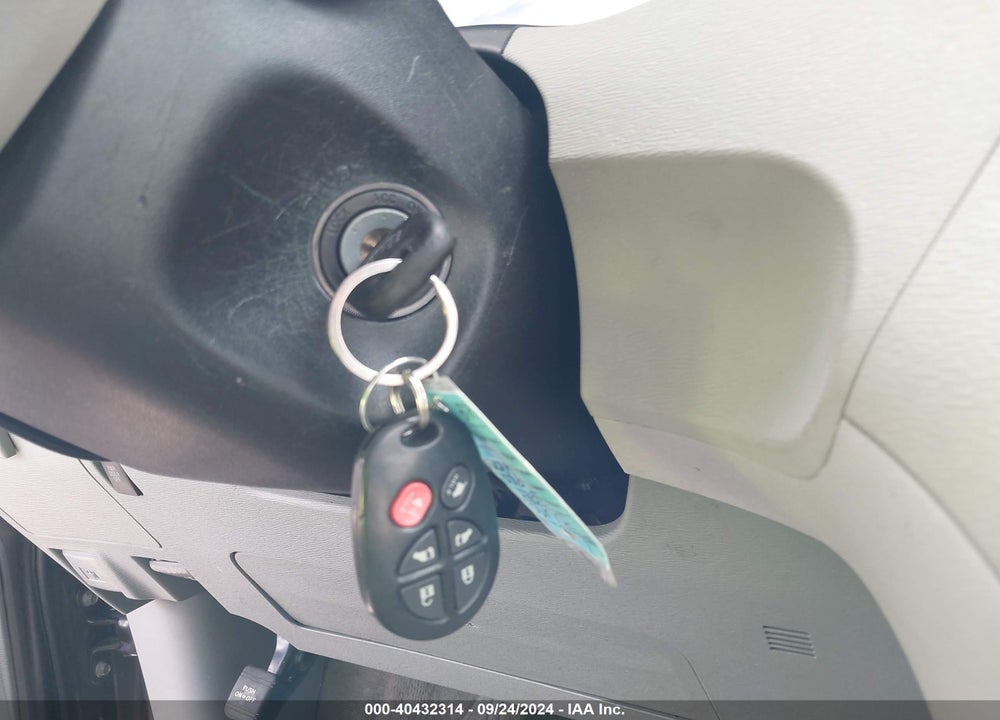 2014 TOYOTA SIENNA XLE V6 8 PASSENGER VIN: 5TDYK3DCXES518656