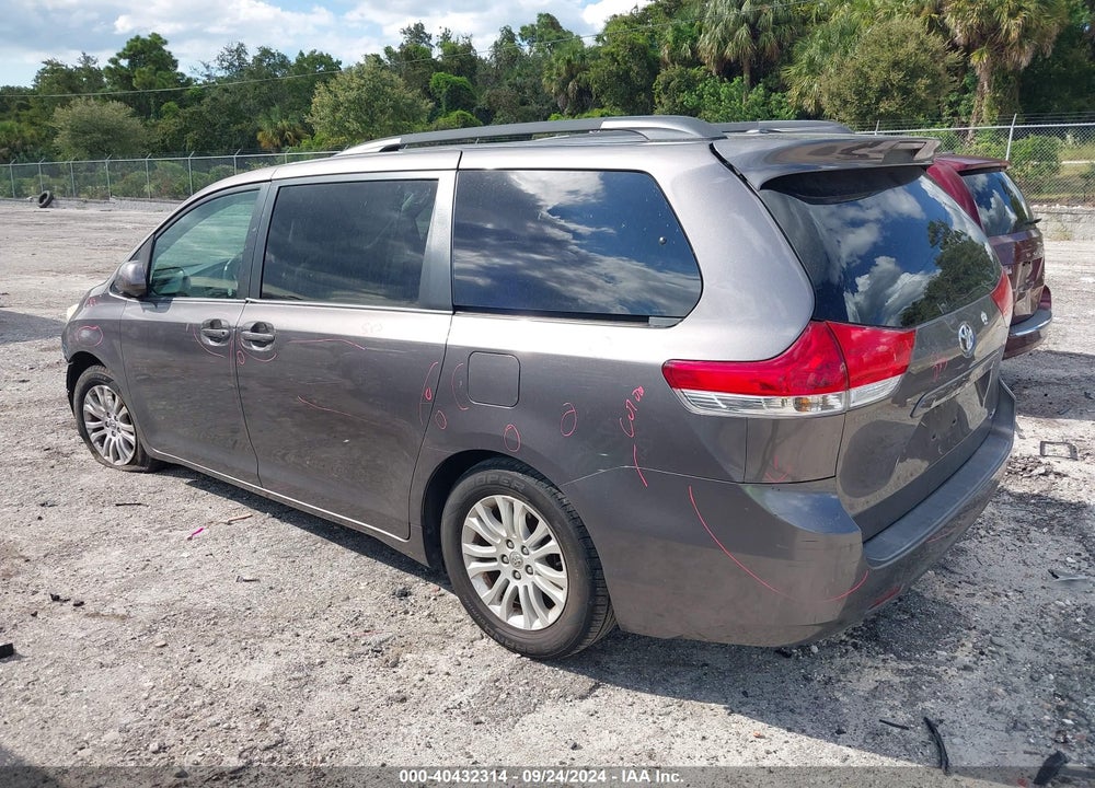2014 TOYOTA SIENNA XLE V6 8 PASSENGER VIN: 5TDYK3DCXES518656