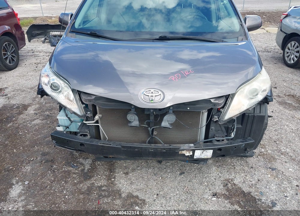 2014 TOYOTA SIENNA XLE V6 8 PASSENGER VIN: 5TDYK3DCXES518656