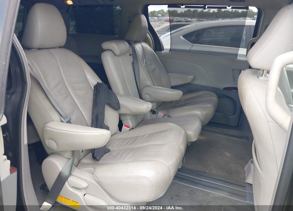 2014 TOYOTA SIENNA XLE V6 8 PASSENGER VIN: 5TDYK3DCXES518656