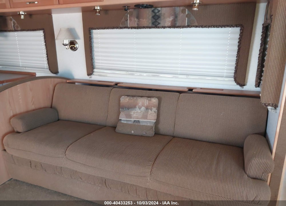 2000 WINNEBAGO 35FT VIN: 1FCNF53S5Y0A11120