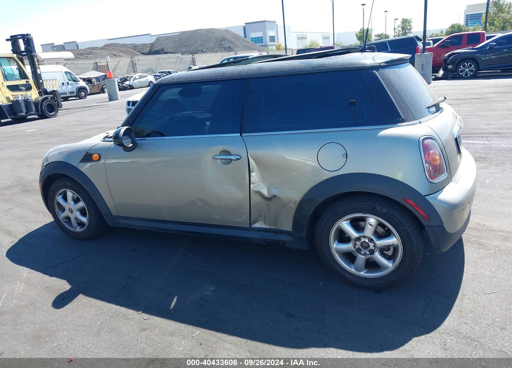 2009 MINI COOPER VIN: WMWMF33579TU74805