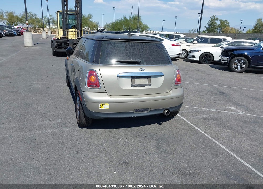 2009 MINI COOPER VIN: WMWMF33579TU74805