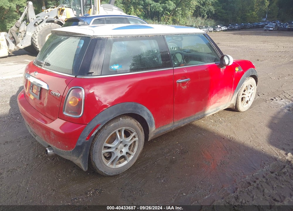 2009 MINI COOPER VIN: WMWMF33599TW70132