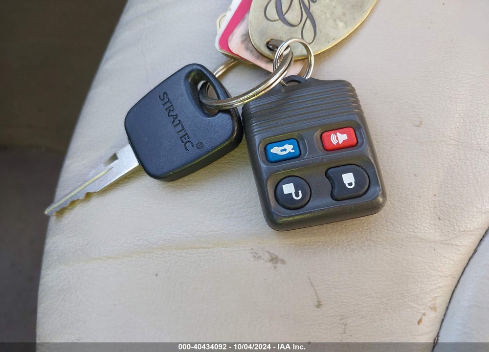 2000 LINCOLN CONTINENTAL VIN: 1LNHM97V2YY803057