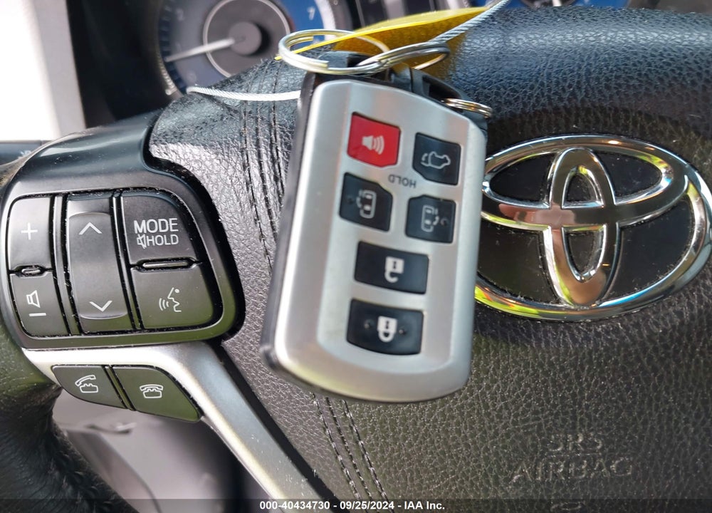 2017 TOYOTA SIENNA XLE 8 PASSENGER VIN: 5TDYZ3DC3HS818698